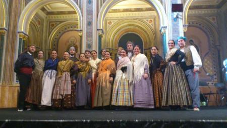 Associació Grup de Danses el Forcat en el saló Alfons el Magnànim